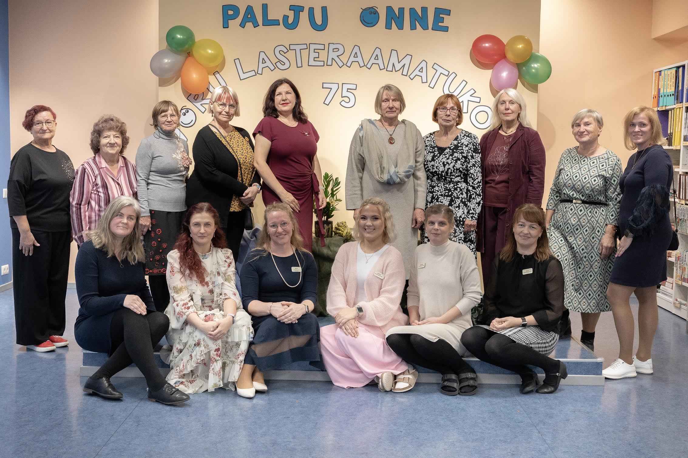 Juubelipeol kohtusid lasteraamatukogu praegused ja endised töötajad. Fotol tagumises reas vasakult: Maris Kütt, Ere Raag, Helve Pai, Helle Laanpere, Aigi Mäesaar, Riina Lõhmus, Maie Thal, Karin Raudik, Eve Timmi, Raili Sohard. Esireas vasakult: Minna Kuuseorg, Maarja Kirschbaum, Kristi Soll, Adeele Külaviir, Maarja Ots, Egle Laine. FOTOD: Aigar Nagel